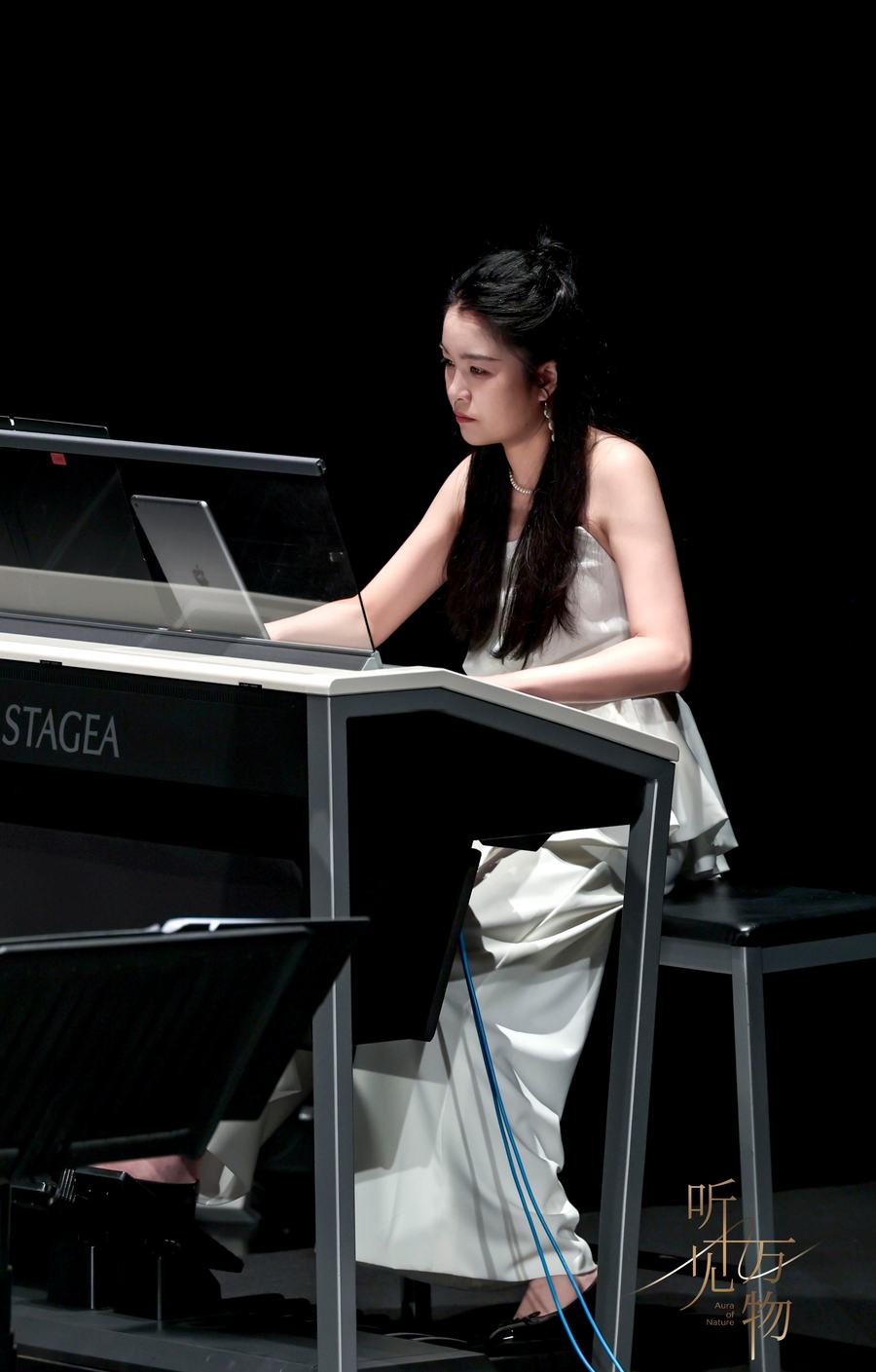 麒麟文化創新教師於音樂會中演奏 Yamaha Electone STAGEA 雙排鍵