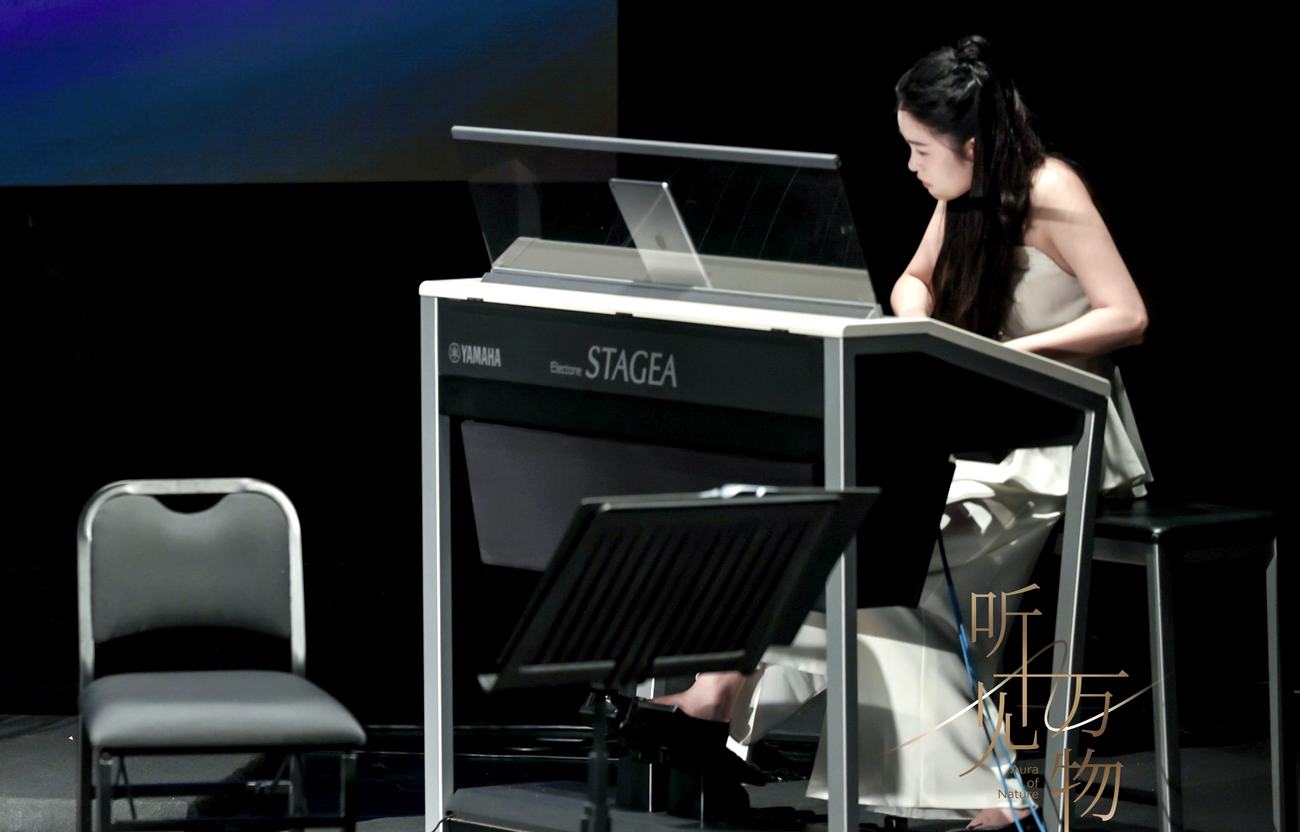 音樂會舞台上的 Yamaha Electone STAGEA 雙排鍵演出