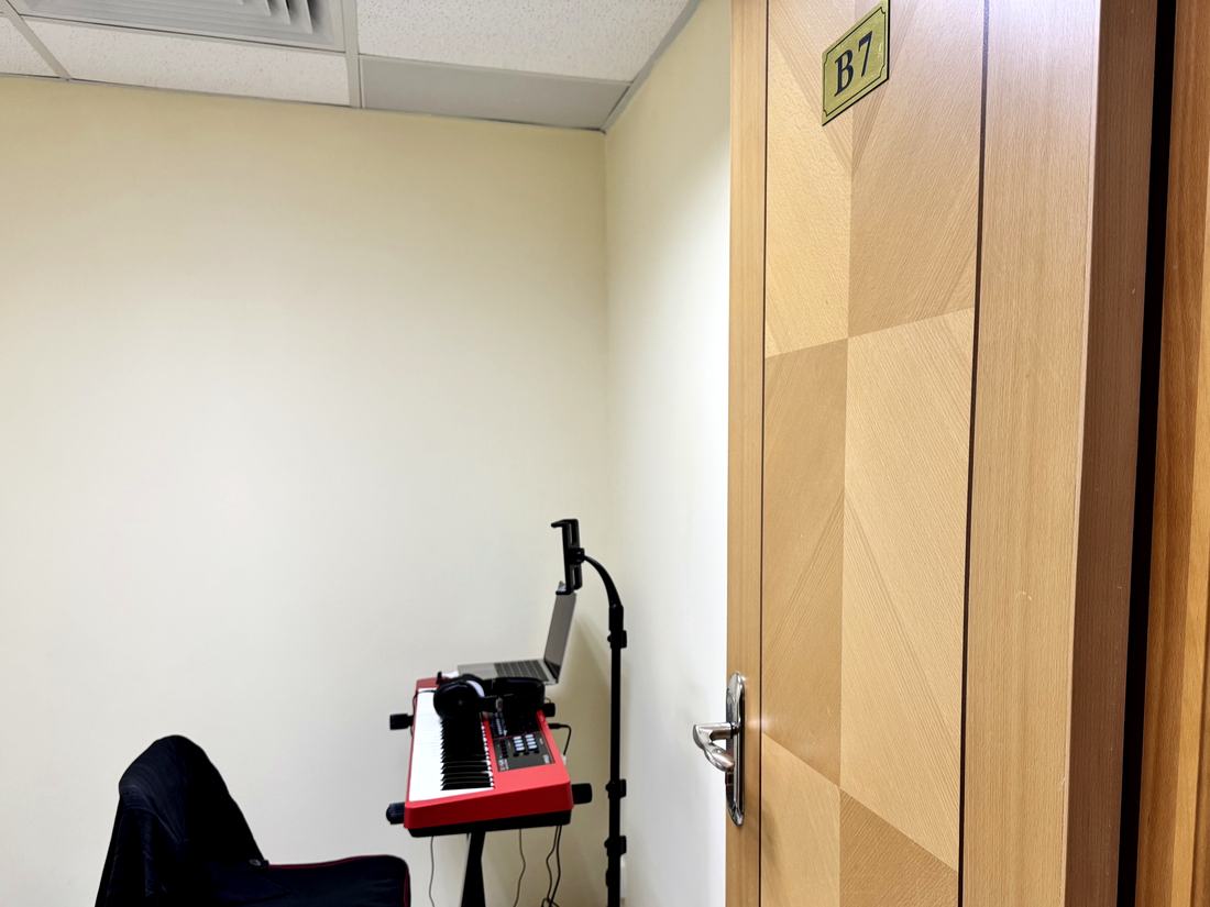 香港紅磡商業中心 B 座 1011 室 B7 工作室門口與琴房