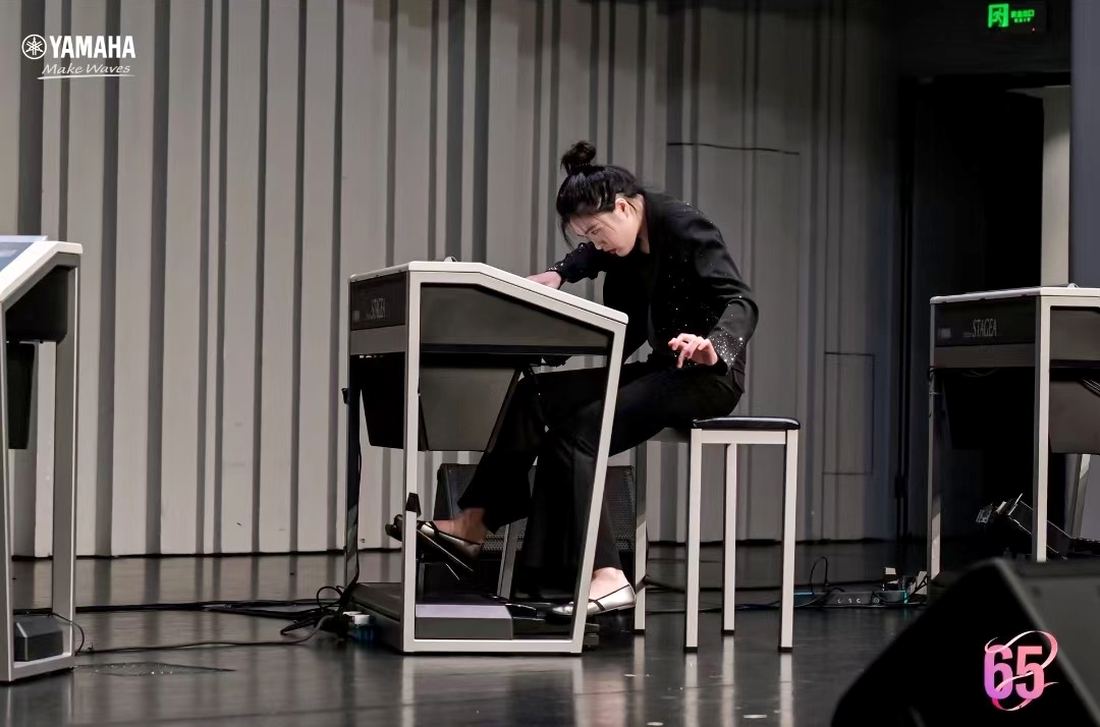 教師於 YAMAHA ELECTONE FESTIVAL 2025 中國總決賽高級組舞台上演奏雙排鍵
